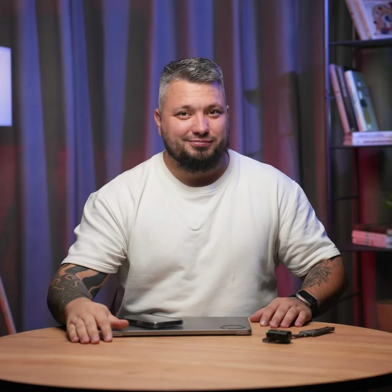 Тимофей Куин за рабочим столом